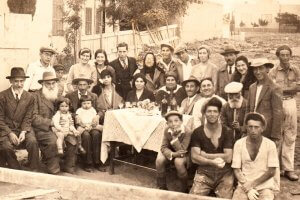 זרח ברנט (משמאל, עם זקן לבן) בחברת קרוביו וידידיו. באדיבות משפחת ברנט