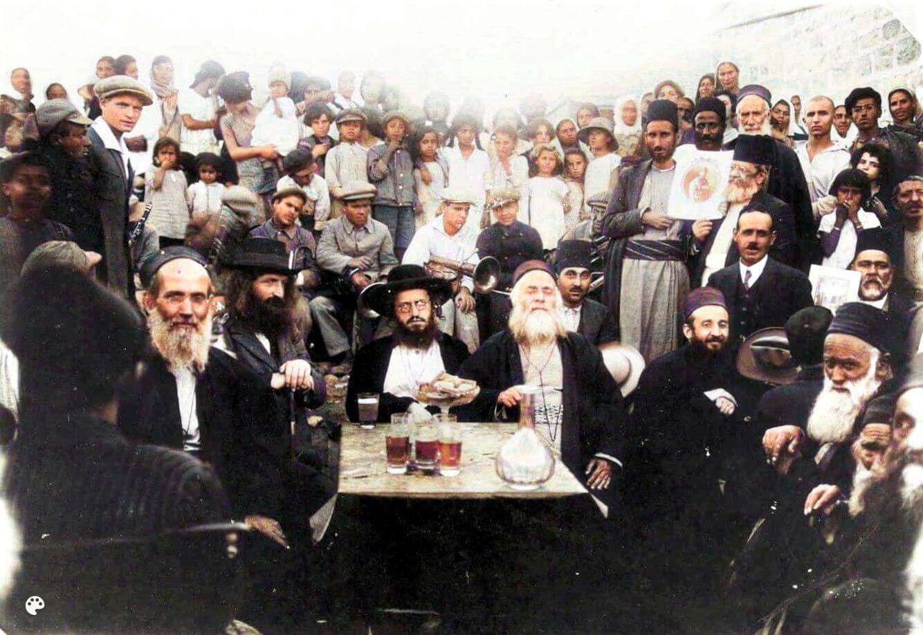 הרב חרל"פ (במרכז התמונה) ורבני ירושלים