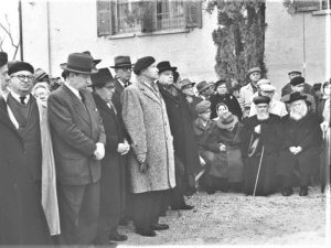 הרצי"ה קוק והרב ניסים בהלווית ארונו של דוד רזיאל לארץ ישראל (תשכ"א 1961)