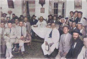 הרב קוק (במרכז) בביתו, בסעודת שבע ברכות לחתנו הרב רענן