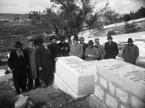 תלמידי הרב קוק מסתופפים ליד קברו