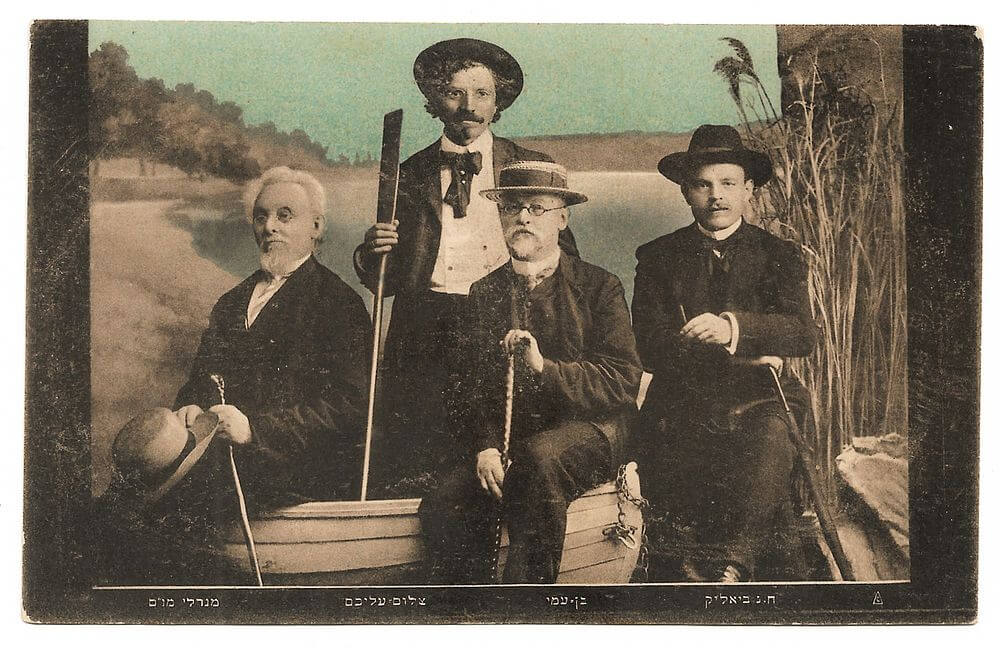אודסה 1910. מימין לשמאל: חיים נחמן ביאליק, מרדכי בן-עמי, שלום עליכם, מנדלי מוכר ספרים